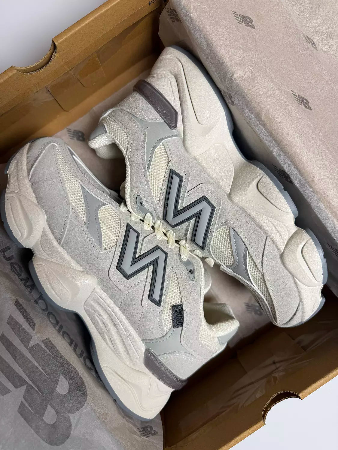 Newbalance 9060 in Light Greyy
